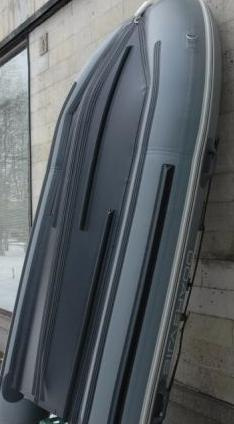V-keel / fin rail to the bottom of the pontoon V-keel / fin rail to the bottom of the pontoon